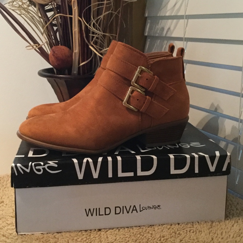 NEW Wild Diva Faux Suede Brown Ankle Booties